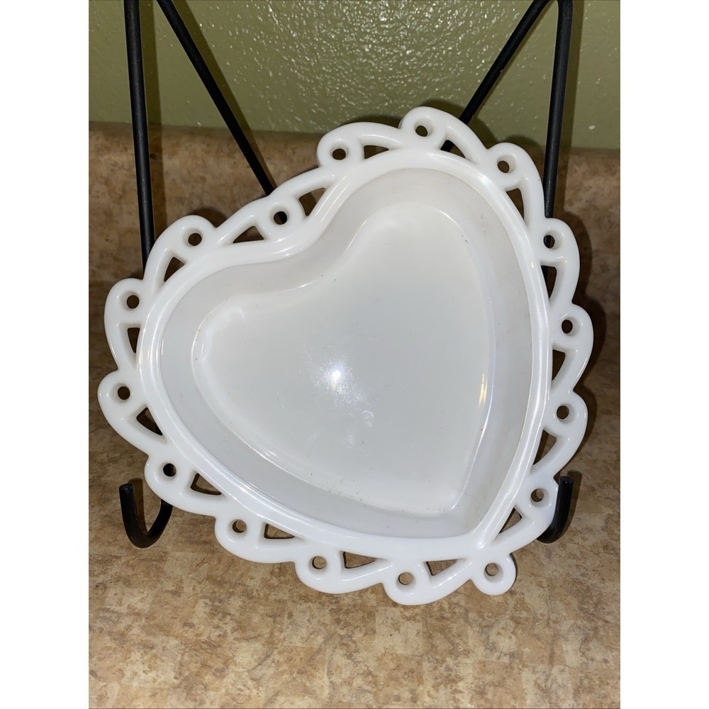 VTG Heart Dish Milk Glass Art Glass Open Candy / Mint.  Gift